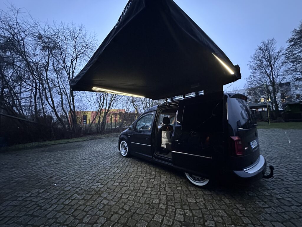 VW Caddy mit beleuchteter Markise