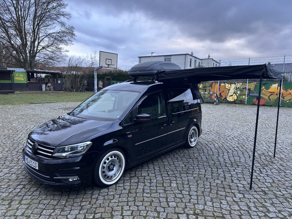 VW Caddy mit Markise und Weißwandreifen