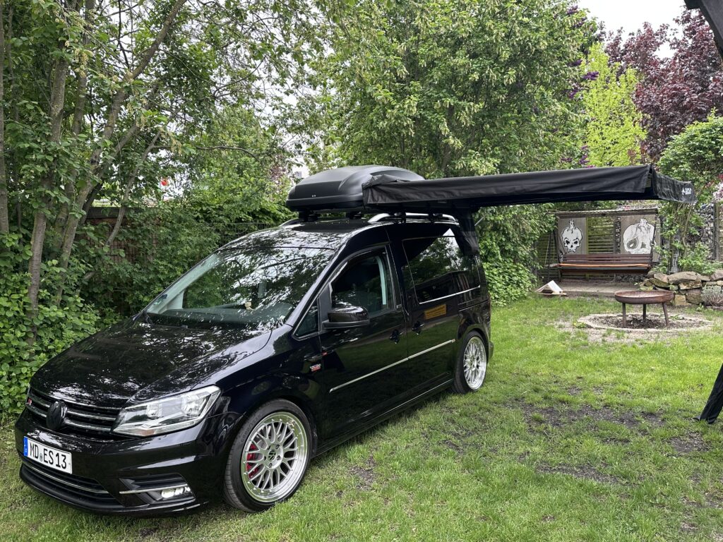 VW Caddy mit Markise und Dachbox