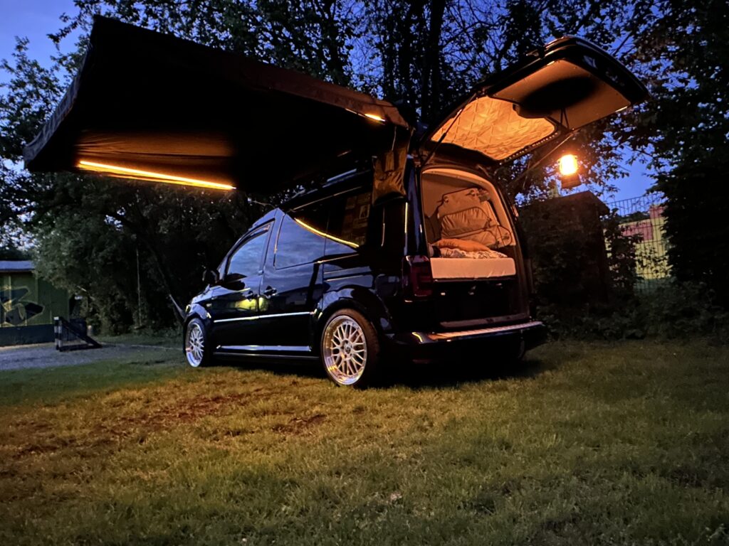 VW Caddy mit Markise und Beleuchtung