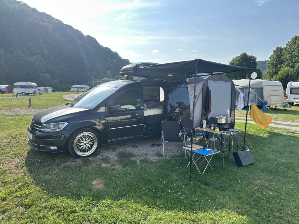VW Caddy beim campen
