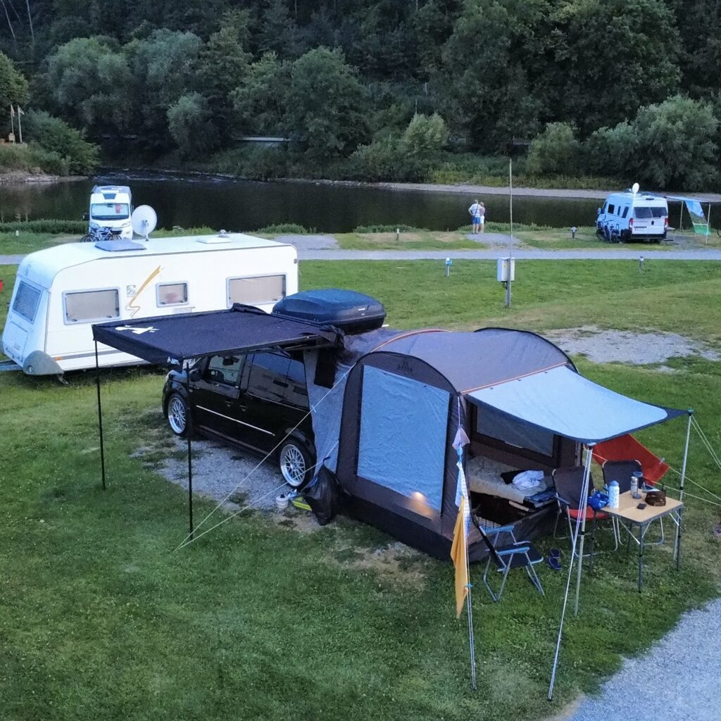 VW Caddy beim campen